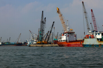Fototapeta premium The atmosphere of the cargo ship that is lowering the cargo