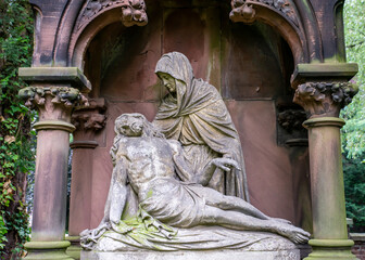 Maria mit Jesus nach der Kreuzigung unter einem schönen alten Grabstein