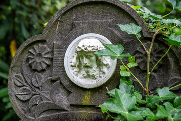 Bildnis von Jesus in einem Grabstein