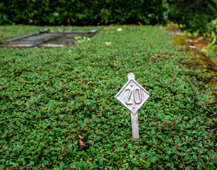 alte Grabnummer aus Metall