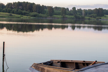 Obraz premium Boat on the lake at sunset in Siberia, Russia.