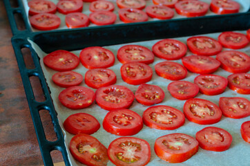 Baking tray with tomatoes cut into chicken.