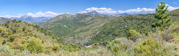 Fototapeta na wymiar Panorama sur la baie des anges, Nice et le Mercantour depuis le Mont Macaron dans les Alpes Maritimes