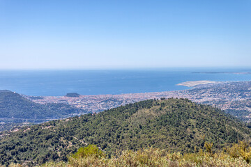 Panorama sur la baie des anges, Nice et le Mercantour depuis le Mont Macaron dans les Alpes Maritimes