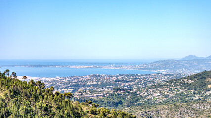 Panorama sur la baie des anges, Nice et le Mercantour depuis le Mont Macaron dans les Alpes Maritimes