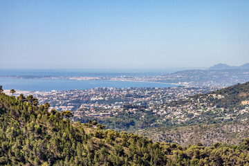 Panorama sur la baie des anges, Nice et le Mercantour depuis le Mont Macaron dans les Alpes Maritimes