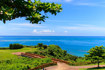 青い空と海が見渡せる知念岬公園