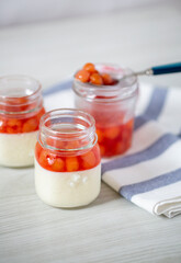 ガラス瓶スイーツ　さくらんぼのコンポートとパンナコッタのデザート