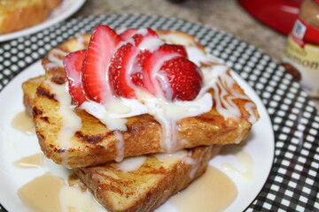 French toast with strawberries