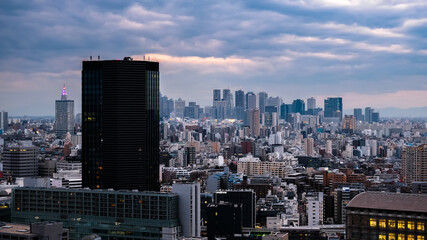 東京 文京シビックセンター 展望ラウンジからの景色 新宿方面 曇天の夕暮れ