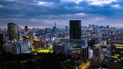 東京 文京シビックセンター 展望ラウンジからの景色 新宿方面 曇天の夜景