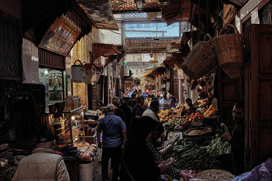 Ciudad de marruecos, Fez, turismo por el mercado, medina,  y su curtido de cuero y universidad
