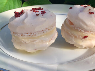Raspberry macaron