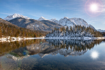 Karwendelgebirge im Winter mit Spiegelung im See