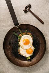 Fried eggs with asparagus