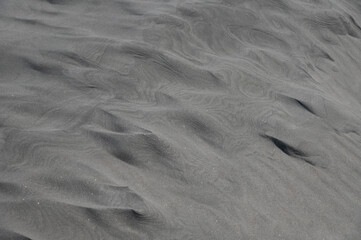 Abstraktes Muster und Skulpturen im Sand vom Wind geformt