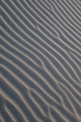 Abstraktes Muster im Sand vom Wind geformt