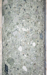 Grüne Marmorsäule im Close-Up verschiedenen Gesteinseinschlüssen