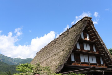 藁でできた三角形の屋根の家 © HIDEKAZU