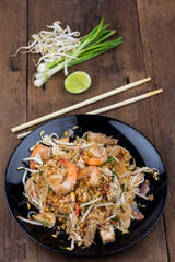 Thai fried noodle with fresh prawn (Pad Thai), Select focus