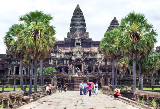 tourists crowding in front of the main entrance to Angkor wat temple. 