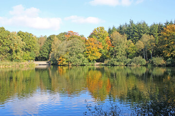 Fototapeta na wymiar Stover lake, Devon in autumn