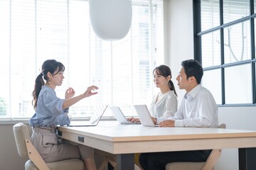 ビジネス　アジア人　三人　ポートレート
