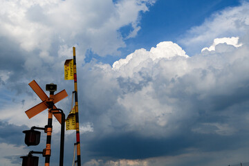 雷雲と踏切