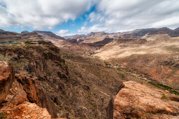 Paisaje. Vista del Barranco de Ayagaures con el Pueblo de Ayagaures al fondo. San Bartolomé de Tirajana. Gran Canaria. Islas Canarias