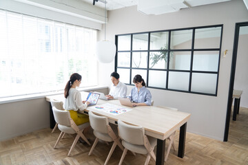 ビジネス　アジア人　三人　ポートレート