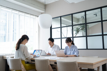 ビジネス　アジア人　三人　ポートレート