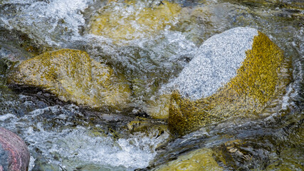 kamienie w górskim potoku © Mariusz Sowula