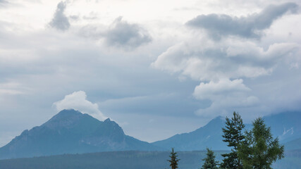 Fototapeta na wymiar Tatry w chmurach