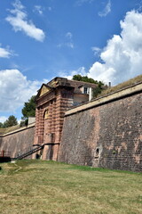 Mauern der Vauban-Festung in Neuf-Brisach im Elsass