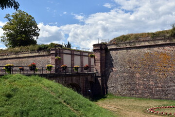 Fototapeta na wymiar Mauern der Vauban-Festung in Neuf-Brisach im Elsass