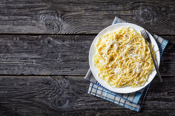 cacio e pepe on a plate, top view