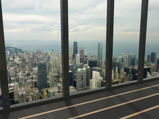 Fototapeta na wymiar Blick aus einem Bürofenster mit Sicht auf die Innenstadt von Chicago aus der Vogelperspektive für Produktpräsentationen und Mockups 
