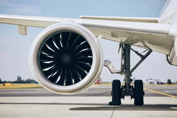 Foto op Plexiglas Straalmotor van vliegtuig © Chalabala