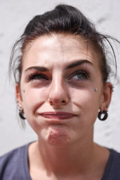 ritratto donna perplessa stanca sguardo perplesso annoiata noia facce sguardi umore psicologia 