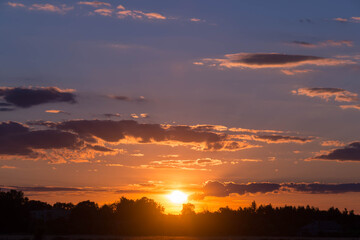Zachód słońca nad rozległą równiną.
