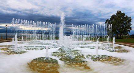 Jet d'eau et bassin à Thonon-les-Bains, sur les bords du lac de Genève.