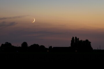Obraz premium Small sickle moon in the twilight sky