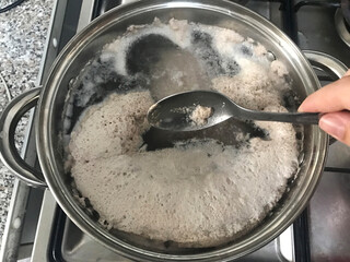 Remove the foam from boiling meat.