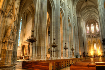Fototapeta na wymiar intérieure gothique de la cathédrale Saint-Pierre-et-Saint-Paul de Nantes en Loire Atlantique
