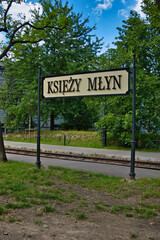 STACJA KOLEJOWA KSIĘŻY MŁYN W MIEŚCIE ŁODZI, POLSKA © michalsen