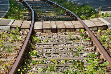 niestrzeżone przejście przez tory kolejowe © michalsen