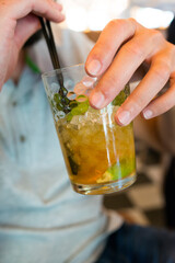 Vaso de cocktail con mano