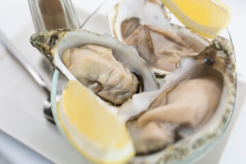 Ostra abierta con limón