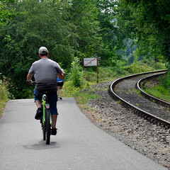 Obraz premium radfahrer neben eisenbahnschienen