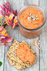Terrine de graines de tournesol au poivron et son crackers.